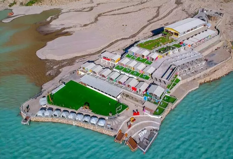 هتل Luxus Hunza Attabad Lake Resort