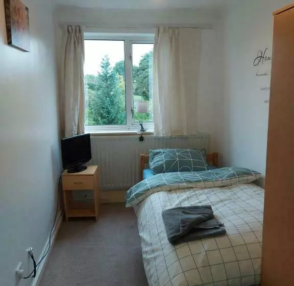 پانسیون Spacious And Serene Stay Near Milton Keynes Centre
