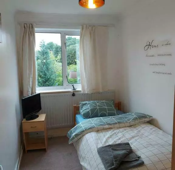 پانسیون Spacious And Serene Stay Near Milton Keynes Centre