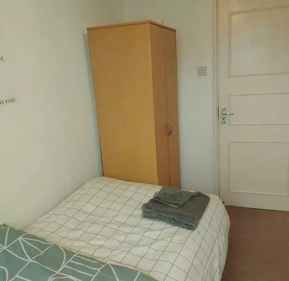 پانسیون Spacious And Serene Stay Near Milton Keynes Centre