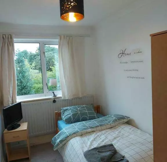 پانسیون Spacious And Serene Stay Near Milton Keynes Centre