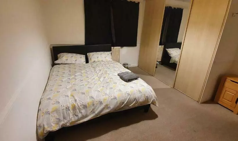 پانسیون Spacious And Serene Stay Near Milton Keynes Centre
