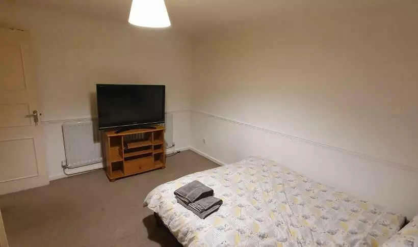 پانسیون Spacious And Serene Stay Near Milton Keynes Centre