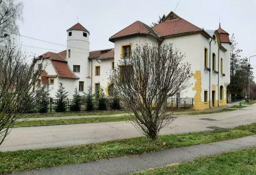 Aamiaismajoitus (B&B) Meller Kastély Villa