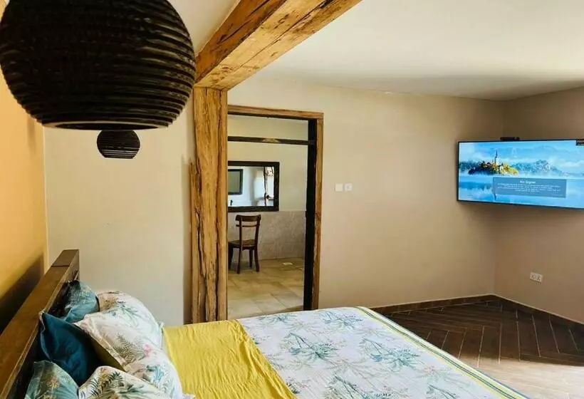 هتل The Forest Resort   Lweza