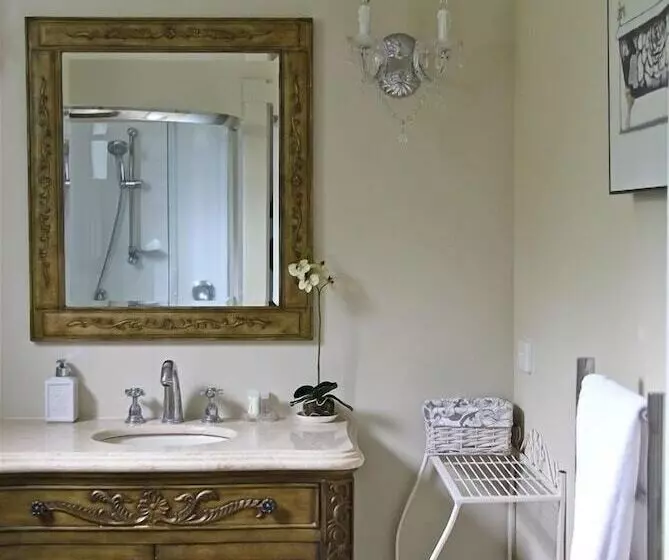 Cambridge Coach House