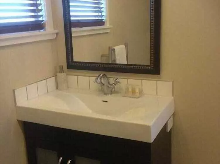 Cambridge Coach House