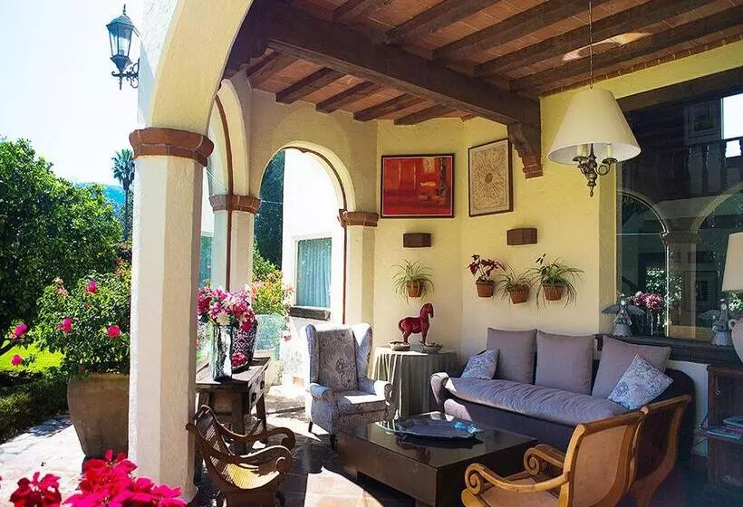 Casa Bugambilia, Un Pequeño Hotel En Tepoztlán
