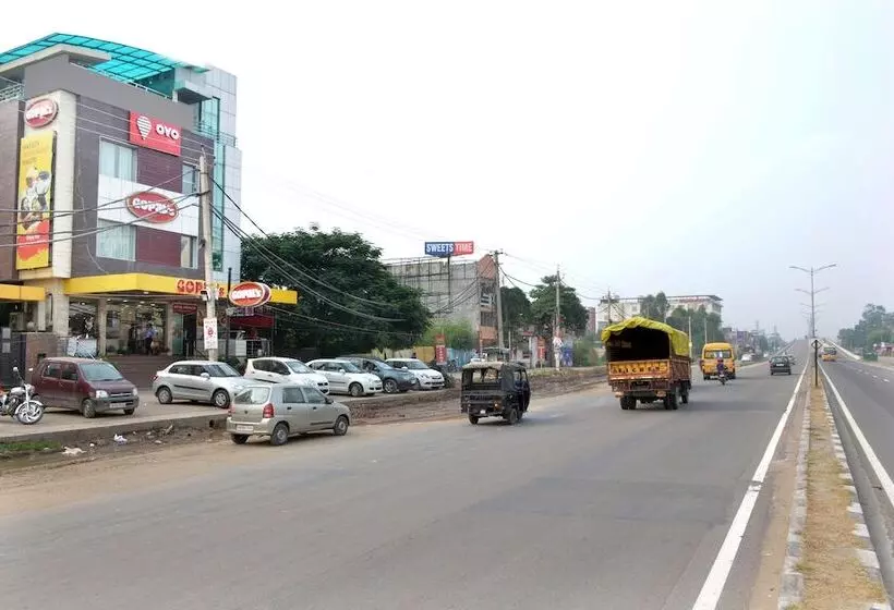 ホテル Oyo Rooms Vip Road Zirakpur