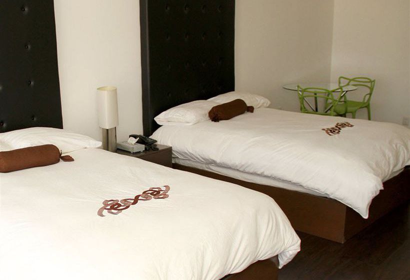 Отель Pia Suites