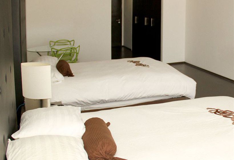 Отель Pia Suites