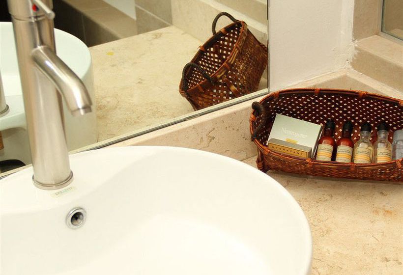 Отель Pia Suites