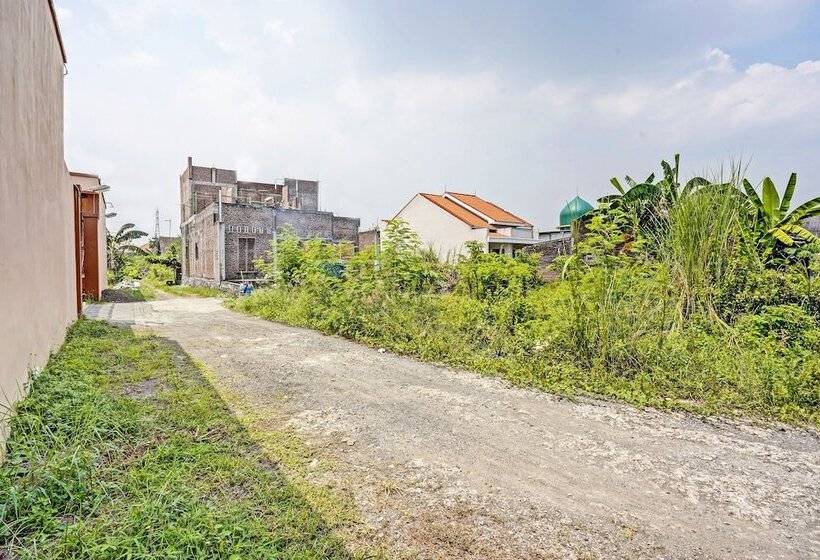 בית מלון כפרי Spot On 92006 Kost Sejahtera Syariah