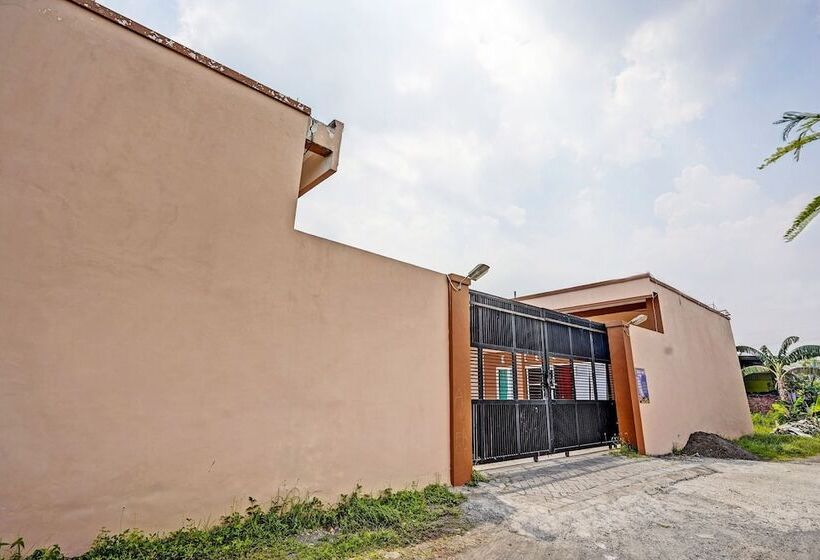 בית מלון כפרי Spot On 92006 Kost Sejahtera Syariah