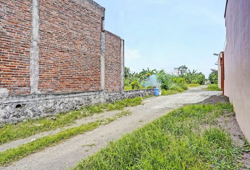 בית מלון כפרי Spot On 92006 Kost Sejahtera Syariah