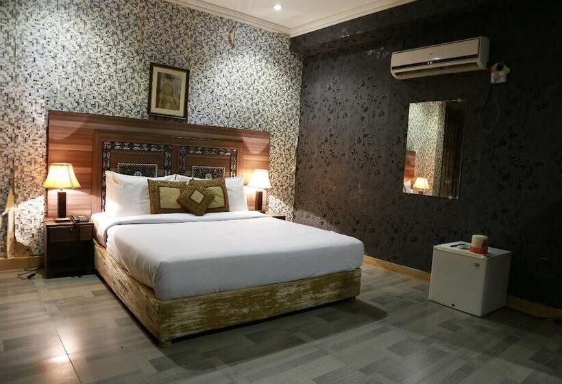 Safari Hotel Mall Road