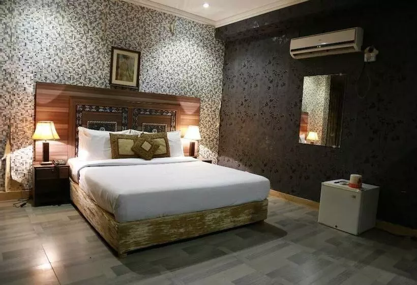 Safari Hotel Mall Road