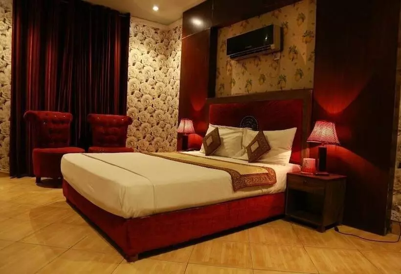 Safari Hotel Mall Road