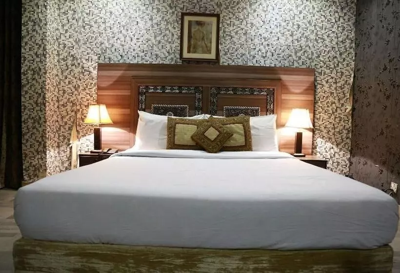 Safari Hotel Mall Road