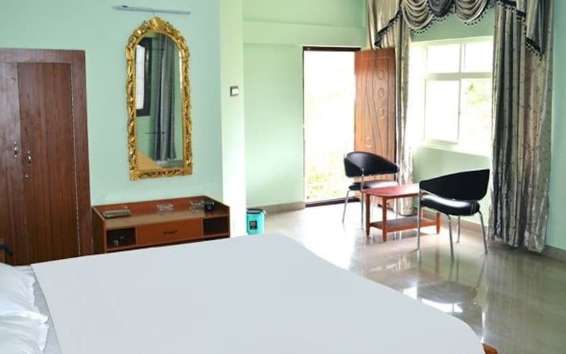 בית מלון כפרי La Flora Paradise Residency