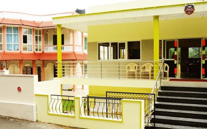 בית מלון כפרי La Flora Paradise Residency