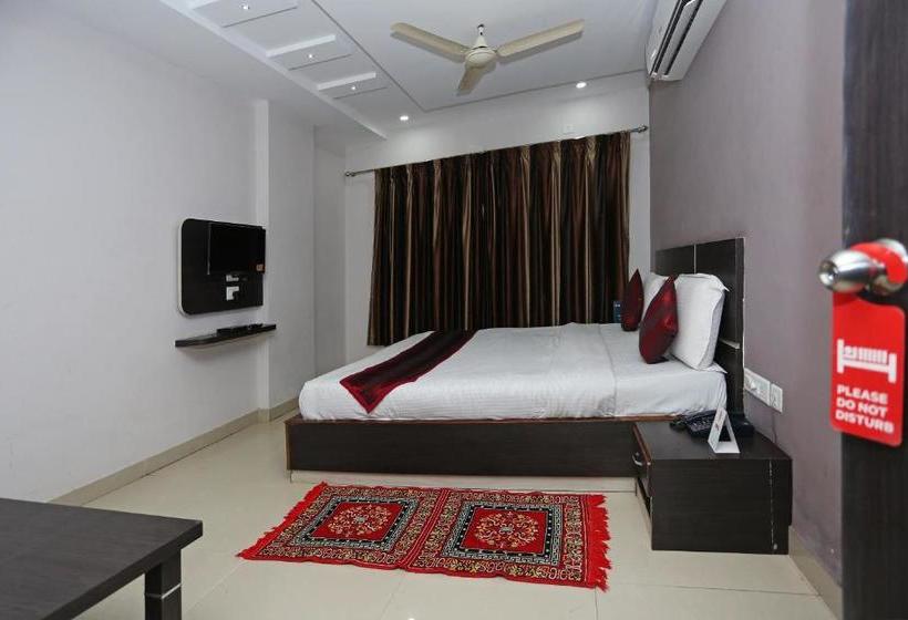 هتل Oyo Premium Vip Road