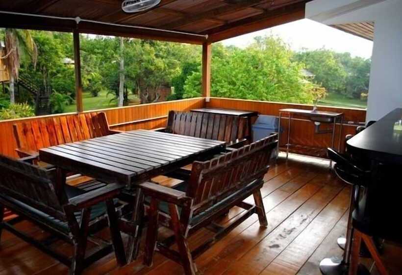 ホテル The Roots Eco Resort