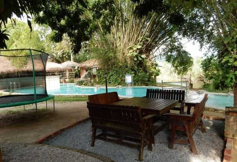 ホテル The Roots Eco Resort