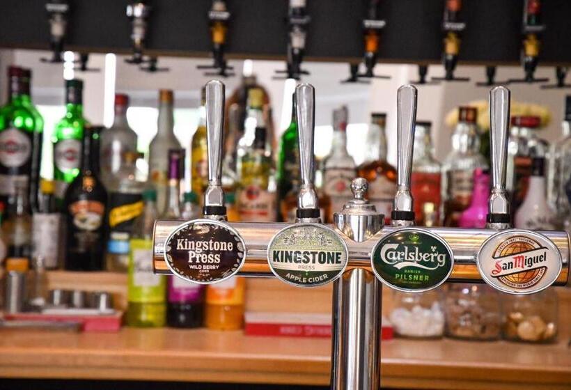 فندق Whiston Hall