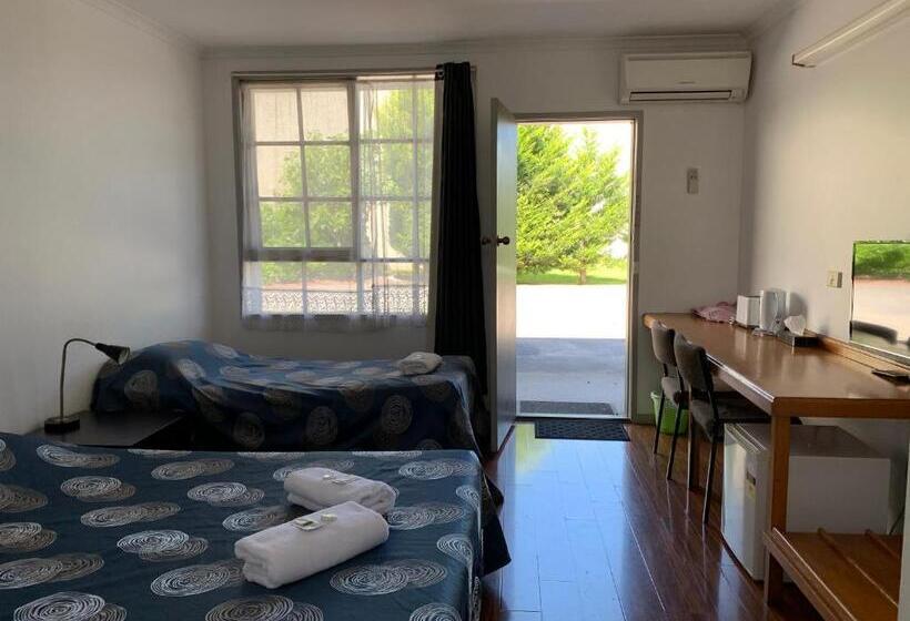 Beaconsfield Lodge Motel