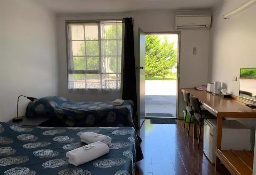 Beaconsfield Lodge Motel