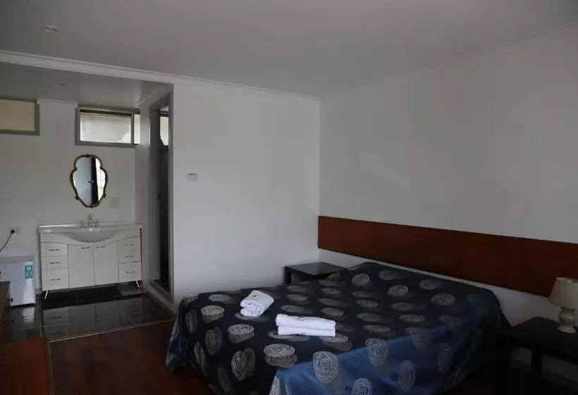 Beaconsfield Lodge Motel