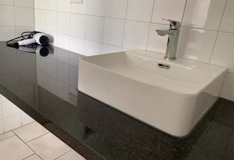 Beaconsfield Lodge Motel