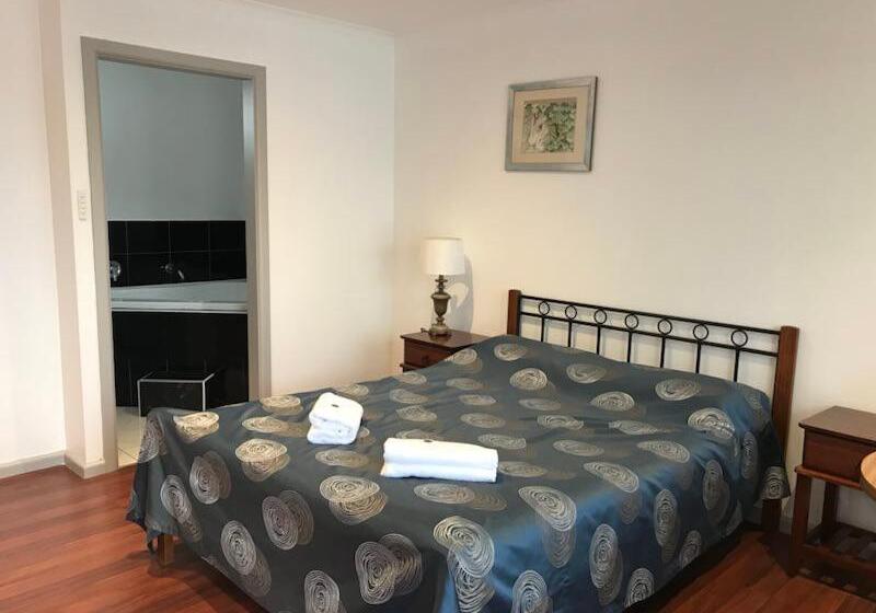 Beaconsfield Lodge Motel