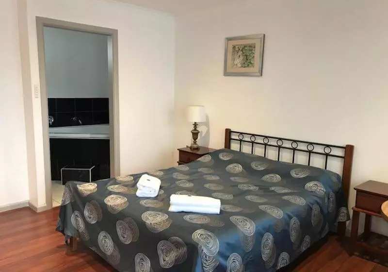 Beaconsfield Lodge Motel