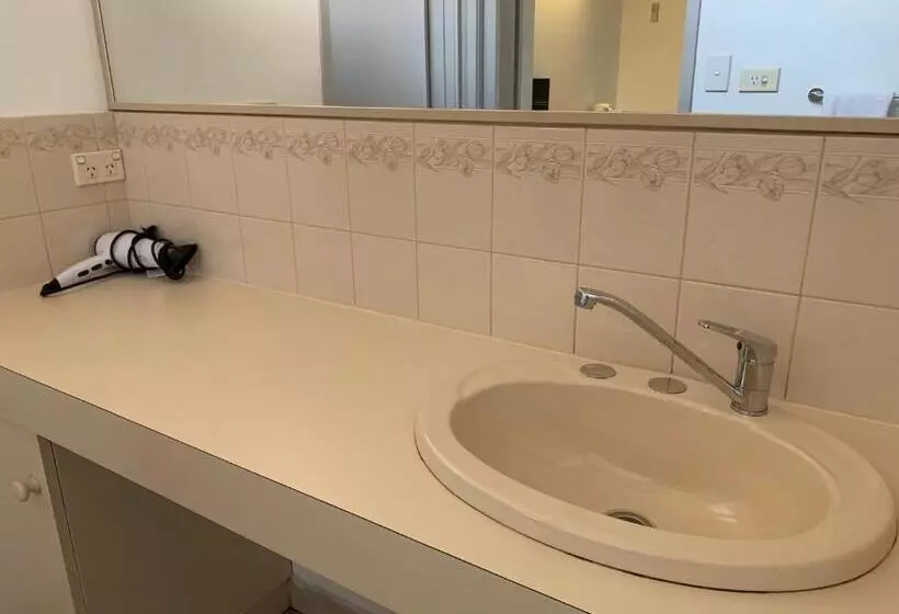 Beaconsfield Lodge Motel