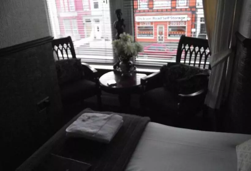 بنسيون The Molly House