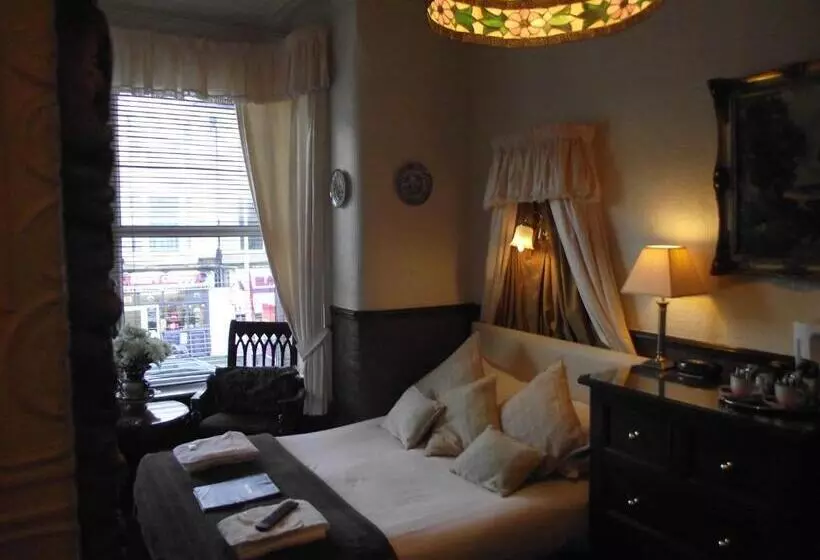 بنسيون The Molly House