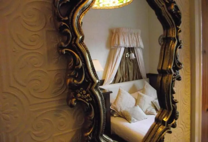 بنسيون The Molly House