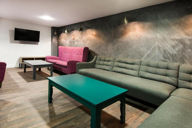 هاستل Destiny Student  Holyrood