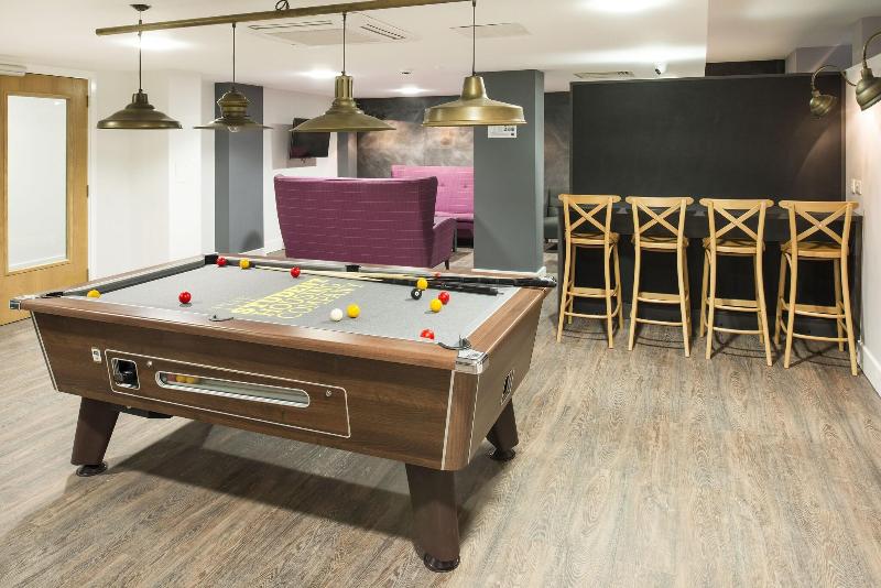 هاستل Destiny Student  Holyrood