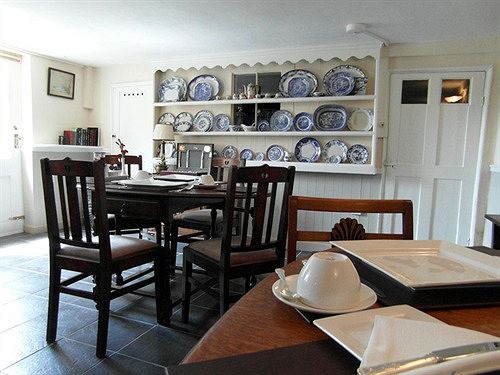 تختخواب و صبحانه Saint Hilda S House