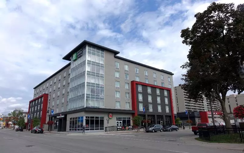 酒店 Holiday Inn Express & Suites Oshawa Downtown Toronto Area, An Ihg