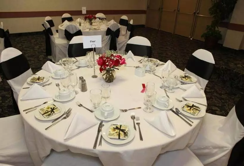 호텔 St. Albert Inn & Suites