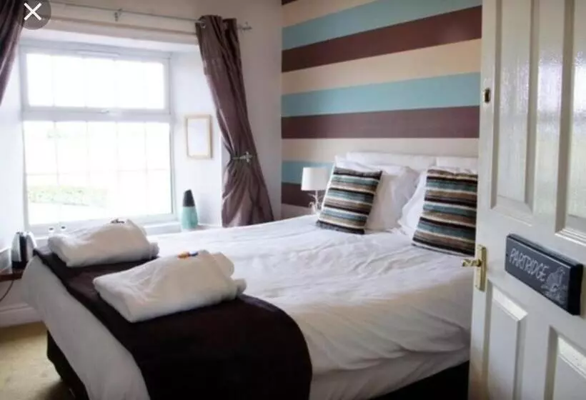 هتل The Manor House Inn