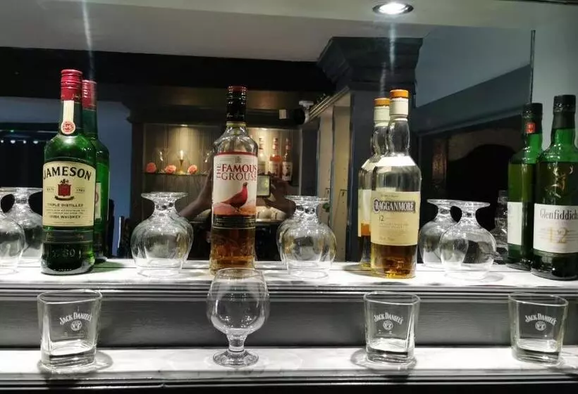 هتل The Manor House Inn