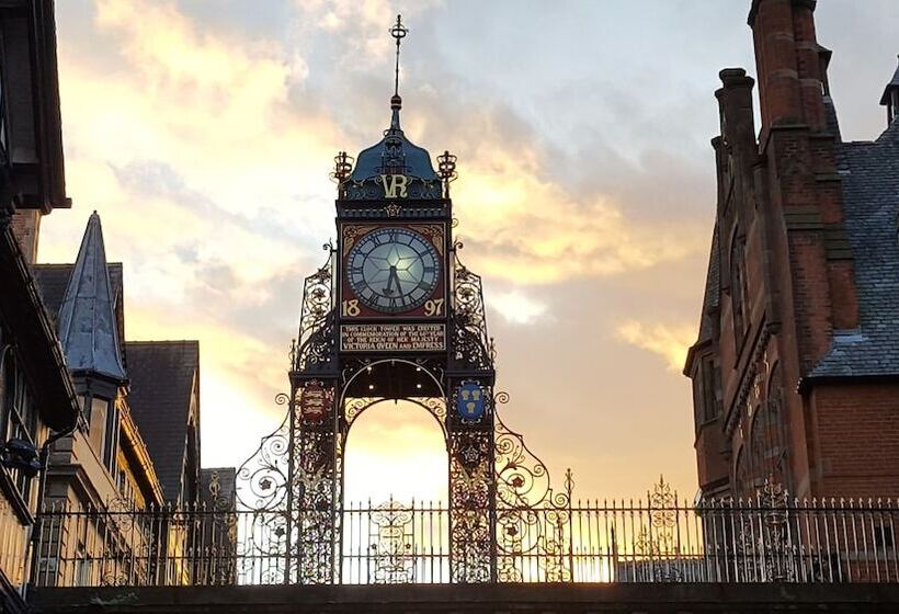 The Royal Oak Hotel And Restaurant