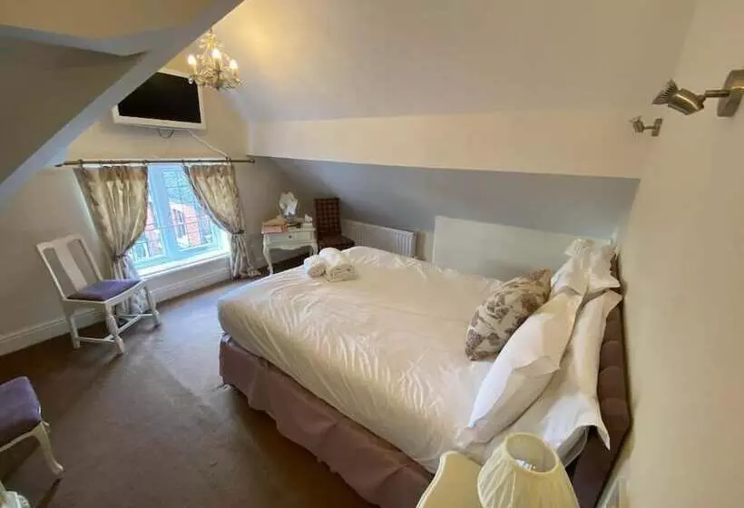 The Royal Oak Hotel And Restaurant