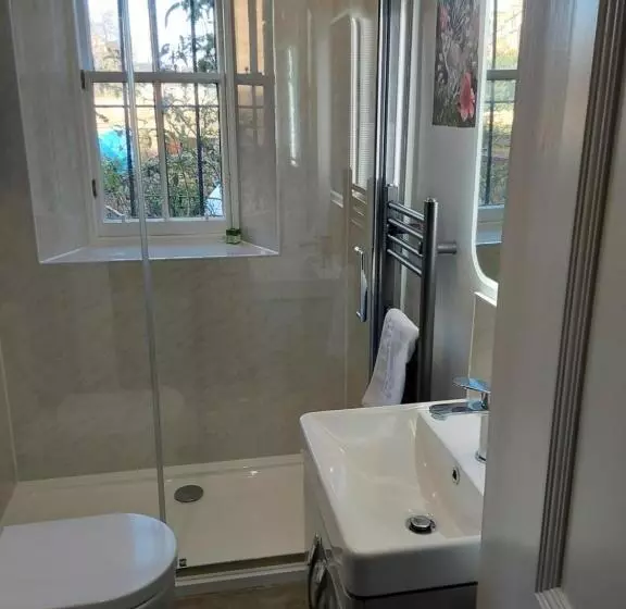 Majatalo East Claremont Guest House