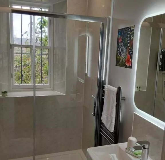 Majatalo East Claremont Guest House